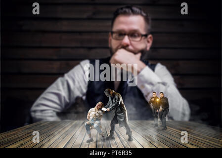 Enquêteur de police tente de résoudre une affaire criminelle complexe de tueur en série maniac, concept d'enquête. Photo manipulation Banque D'Images