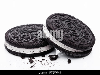 Londres, Royaume-Uni - Octobre 05, 2018 : Oreo Ice Cream Sandwich sur fond blanc. Banque D'Images