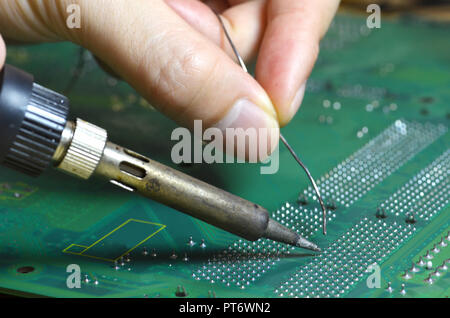 L'installation et la soudure de composants électroniques à l'aide d'un fer à souder Banque D'Images