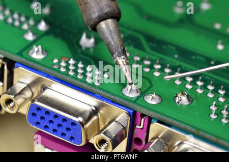 L'installation et la soudure de composants électroniques à l'aide d'un fer à souder Banque D'Images