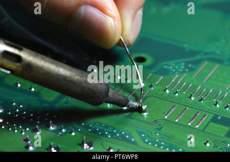 L'installation et la soudure de composants électroniques à l'aide d'un fer à souder Banque D'Images