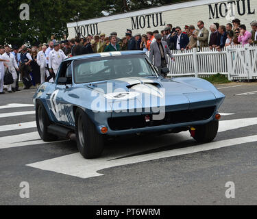 Nick Jarvis, Stig Blomqvist, Chevrolet Corvette Stingray, Royal Automobile Club TT Celebration, cockpit fermé voitures GT, 1960 à 1964, Goodwood Revival Banque D'Images