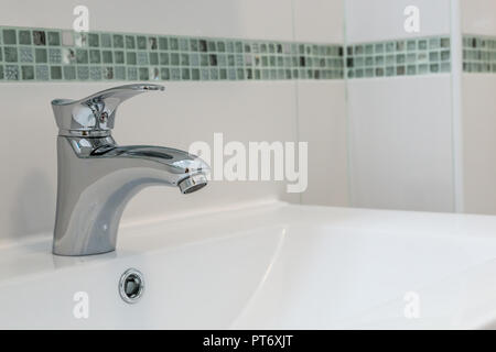Le robinet de salle de bain avec l'eau du robinet n'exécute. Close up. Banque D'Images