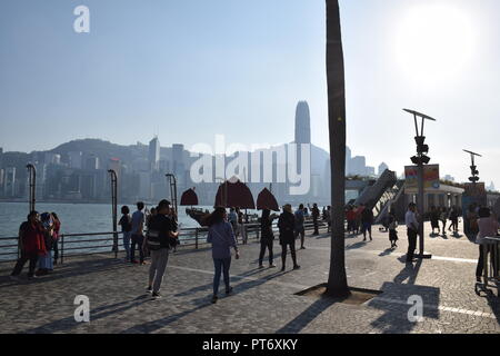 Skyline de l'île de Hong Kong à partir de la promenade de Tsim Sha Tsui à Hong Kong, Chine Banque D'Images