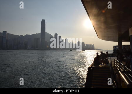 Skyline de l'île de Hong Kong à partir de la promenade de Tsim Sha Tsui à Hong Kong, Chine Banque D'Images