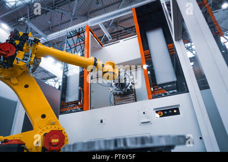 Bras robotique lignes de production industrielle moderne de la technologie. Cellule de production automatisée. Banque D'Images