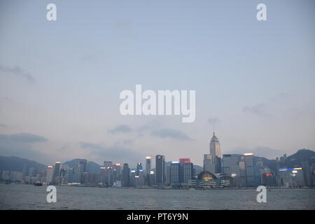 Skyline de l'île de Hong Kong à partir de la promenade de Tsim Sha Tsui à Hong Kong, Chine Banque D'Images