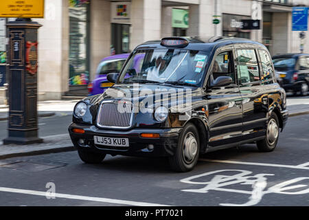 London taxi noir dans la rue, en Angleterre, Royaume-Uni Banque D'Images