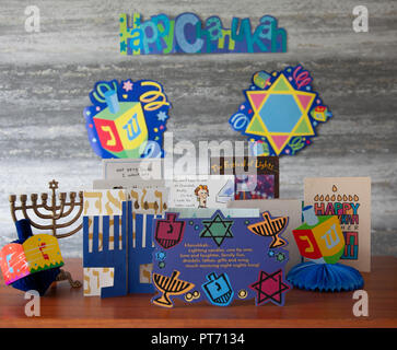 Sélections de cartes de vœux, Une hanoukia et décoratives et dreidls defocused décor de mur. Fête juive de Hanoukka aka chanukkah, Hanoucca, Banque D'Images