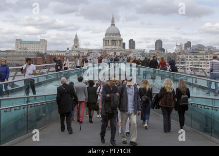 La passerelle du millénaire de Londres, Thames Embankment, London, UK. Le 08 septembre 2018. UK. Les touristes et les banlieusards traverser la Tamise. Banque D'Images