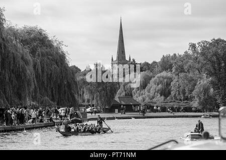 Stratford Upon Avon, Warwickshire, Angleterre Royaume-uni 16 septembre 2018 la course de bateaux-dragons sur la rivière Banque D'Images