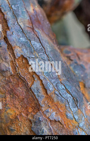 Gros plan sur une épaisse couche de rouille sur une chaîne d'alésage très robuste.Texture abstraite de métal rouillé.Pour la corrosion, le maillon faible, le point faible, la faiblesse. Banque D'Images