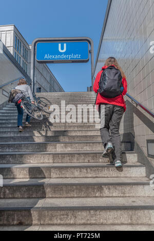 Les banlieusards quittent le U Bahn Alexanderplatz à Berlin. Banque D'Images