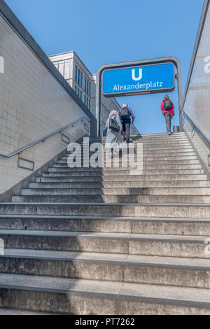 Les banlieusards quittent le U Bahn Alexanderplatz à Berlin. Banque D'Images