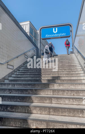 Les banlieusards quittent le U Bahn Alexanderplatz à Berlin. Banque D'Images