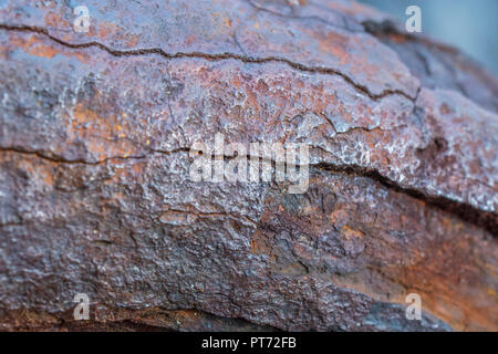 Gros plan sur une épaisse couche de rouille sur une chaîne d'alésage très robuste.Texture abstraite de métal rouillé.Pour la corrosion, le maillon faible, le point faible, la faiblesse. Banque D'Images