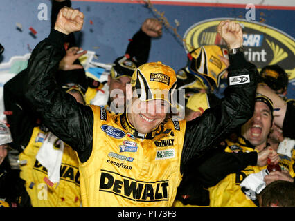 Matt Kenseth célèbre remportant la pluie NASCAR Daytona 500 raccourcie à Daytona International Speedway de Daytona Beach, Floride le 15 février 2009. Banque D'Images