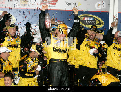 Matt Kenseth célèbre remportant la pluie NASCAR Daytona 500 raccourcie à Daytona International Speedway de Daytona Beach, Floride le 15 février 2009. Banque D'Images