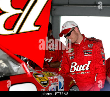 Dale Earnhardt Jr. attend dans son garage avant la Nextel Cup Ford 400 pratique à Homestead-Miami Speedway à Homestead, Floride le 16 novembre 2007. Banque D'Images