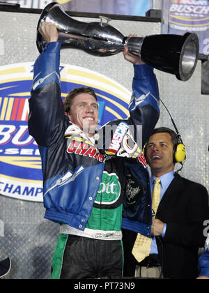 Carl Edwards célèbre remportant le championnat 2007 de la série NASCAR Busch à Homestead-Miami Speedway à Homestead, Floride le 17 novembre 2007. Banque D'Images