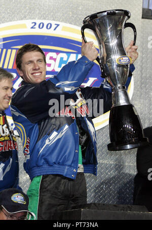 Carl Edwards célèbre remportant le championnat 2007 de la série NASCAR Busch à Homestead-Miami Speedway à Homestead, Floride le 17 novembre 2007. Banque D'Images