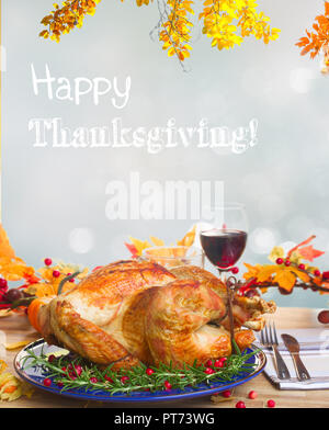 Thnaksgiving plat - la Turquie avec les citrouilles et les feuilles d'automne au jardin contexte avec Happy Thanksgiving Day Journée salutations Banque D'Images