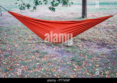 Berlin, Allemagne, October 06, 2018 : Quelqu'un couché dans un hamac rouge dans un parc Banque D'Images