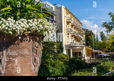 Baden-Baden, dans la Forêt Noire, bâtiments, villas au spa jardins le long de la Lichtentaler Allee, sur la rivière Oos, Atlantic Park Hotel, Banque D'Images