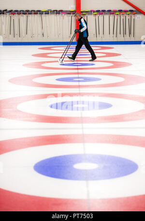 Erin Forsythe prépare la glace de curling Capital célébrer l'énergie nouvelle glace efficace Lord Provost lance première pierre après €850 000 travaux de mise à niveau a b Banque D'Images