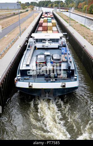 Bateau intérieurs de conteneurs MILANO dans le cours principal de Eddersheim verrouillage vannes ouest de Francfort Banque D'Images