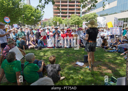 ASHEVILLE, CAROLINE DU NORD, USA - 3 juin 2017 : Activists holding Trump et la Russie signe de protestation politique united s'asseoir en cercle, l'écoute d'un président Banque D'Images