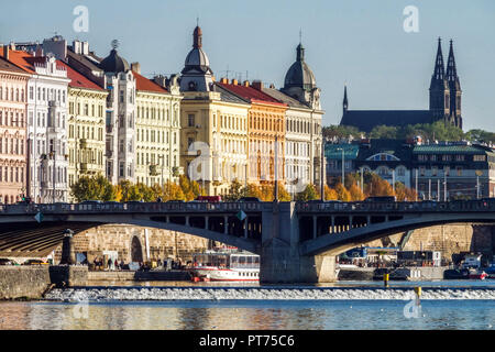 Pont de la Vltava de Prague Maisons sur Rasinovo Nabrezi et Basilique De Saint Pierre et Paul à Vysehrad vue sur les ponts de Prague République tchèque appartements Banque D'Images