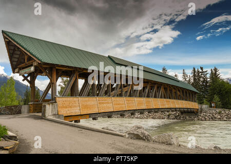 GOLDEN, Colombie-Britannique, Canada - Juin 2018 : le pont piéton Kicking Horse sur la rivière du même nom dans la région de Golden, en Colombie-Britannique. Banque D'Images