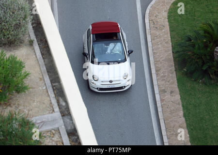 Monte-Carlo, Monaco - 5 octobre 2018 : Vue aérienne d'un beau blanc Fiat 500 Cabrio (Vue de dessus) roulant sur le Boulevard du Larvotto à Monaco, Fre Banque D'Images