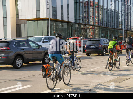 SEATTLE, Washington State, USA - Juin 2018 : Groupe des navetteurs à vélo au travail dans une rue de centre-ville de Seattle. Banque D'Images