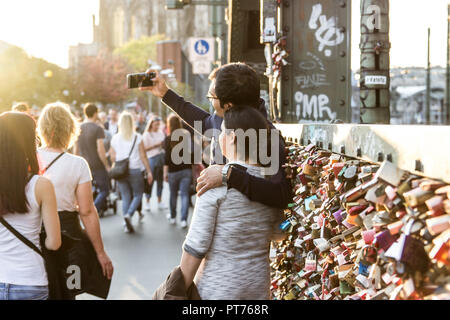 COLOGNE, ALLEMAGNE- Octobre 06, 2018 : les individus occupés de façon romantique comme d'examiner ces écluses le long de la manière. Banque D'Images