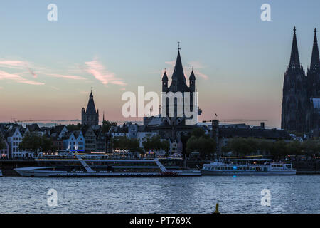 COLOGNE, ALLEMAGNE - le 6 octobre 2018 : vue aérienne sur bateau de croisière de Cologne à Cologne, Allemagne Banque D'Images