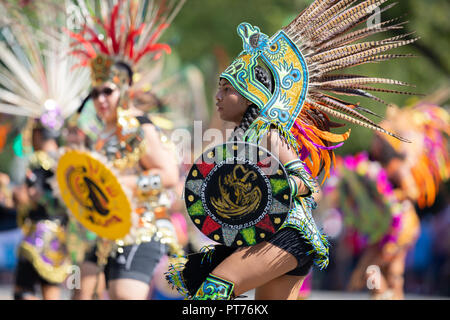 Washington, D.C., USA - 29 septembre 2018 : La Fiesta DC Parade, danseurs Aztèques avec des vêtements traditionnels effectuer à la parade Banque D'Images