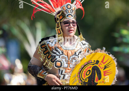 Washington, D.C., USA - 29 septembre 2018 : La Fiesta DC Parade, danseurs Aztèques avec des vêtements traditionnels effectuer à la parade Banque D'Images