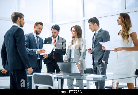L'équipe d'examen des documents d'entreprise, debout près de l'office 24 Banque D'Images