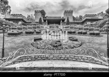 CASTELNUOVO DEL GARDA, ITALIE - 1 mai : le jardin de l'horloge à l'entrée du parc d'attractions Gardaland, près du lac de Garde, Italie, le 1 mai 2018. Le parc un Banque D'Images