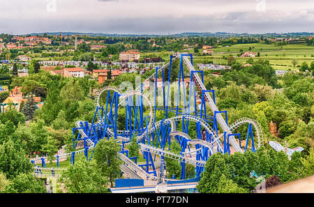 CASTELNUOVO DEL GARDA, ITALIE - 1 mai : Rollercoaster à l'intérieur de parc d'attractions Gardaland, près du lac de Garde, Italie, le 1 mai 2018. Le parc attire près de 3 m Banque D'Images