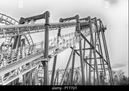 CASTELNUOVO DEL GARDA, ITALIE - 1 mai : Rollercoaster à l'intérieur de parc d'attractions Gardaland, près du lac de Garde, Italie, le 1 mai 2018. Le parc attire près de 3 m Banque D'Images