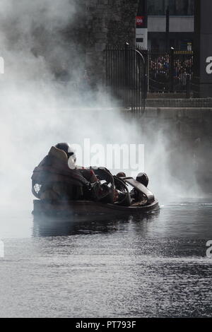 Liverpool, Royaume-Uni. 7 octobre 2018. Jour 3 de la Royal de Luxe spectaculaire géant, le petit garçon quitte Liverpool géant sur une sandale flottant dans Salthouse Dock. Credit : Ken Biggs/Alamy Live News. Banque D'Images