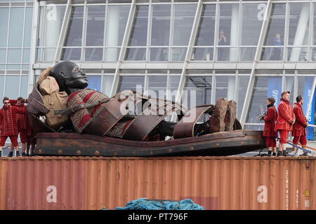 Liverpool, Royaume-Uni. 7 octobre 2018. Jour 3 de la Royal de Luxe spectaculaire géant, le petit garçon se prépare à quitter Liverpool géant sur une sandale flottant dans Salthouse Dock. Credit : Ken Biggs/Alamy Live News. Banque D'Images