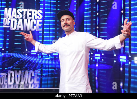 06 octobre 2018, Cologne, Rhénanie du Nord-Westphalie : Vartan Bassil, danseur et le juré, est sur le point d'enregistrer le nouveau spectacle de danse "maîtres de danse par ProSieben en studio. Photo : afp/Henning Kaiser Banque D'Images