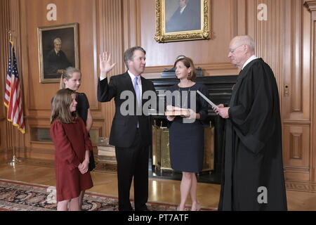 Washington, États-Unis d'Amérique. 06 Oct, 2018. Dans cette photo publiée par la Cour suprême, ex-juge de la Cour suprême Anthony M. Kennedy administre le serment judiciaire pour juger M. Brett Kavanaugh dans la salle de conférence de la Justice, l'Édifice de la Cour suprême. Mme Ashley Kavanaugh tient la Bible. Crédit obligatoire : Fred Schilling, Collection de la Cour suprême des États-Unis via l'utilisation de la CNP | Crédit dans le monde entier : dpa/Alamy Live News Banque D'Images