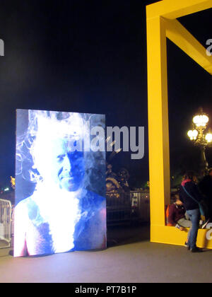 Paris, France. Le 05 mai 2018. L'installation vidéo 'Sur la peau' par Christophe Loiseau se tient sur le pont Pont d'Alexandre III au cours de la 'Nuit Blanche', la longue nuit d'art de Paris. (Dpa Lange Kunstnacht à Paris : sculptures et éternellement sans tête de serpents long 07.10.2018) Crédit : Sabine Glaubitz/dpa/Alamy Live News Banque D'Images