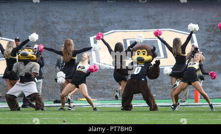 6 octobre 2018 : la puce Buffalo mascot et sa famille exécuter une danse avec le Colorado cheerleaders lors d'un état de l'Arizona contre l'expiration au cours de la première moitié de Boulder. Les Buffs a gagné 28-21 à domicile afin d'améliorer à 5-0. Credit : Cal Sport Media/Alamy Live News Banque D'Images