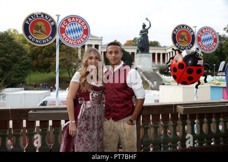 Thiago ALCANTARA (FCB) avec son épouse Julia Vigas, avec Masskrug, bière de masse, le football FC Bayern Munich, l'Oktoberfest traditionnelle visite dans la Kaefer Schenke, sur 07.10.2018 dans Muenchen/Allemagne. Dans le monde d'utilisation | Banque D'Images